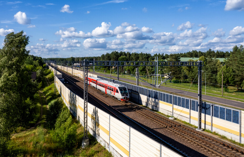Литва внедряет солнечный шумозащитный экран Литва внедряет солнечный шумозащитный экран