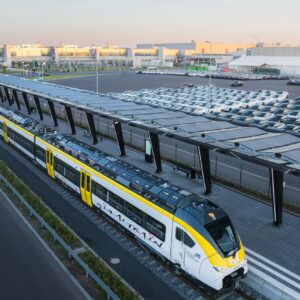 Гібридні потяги почали курсувати на заводі Tesla