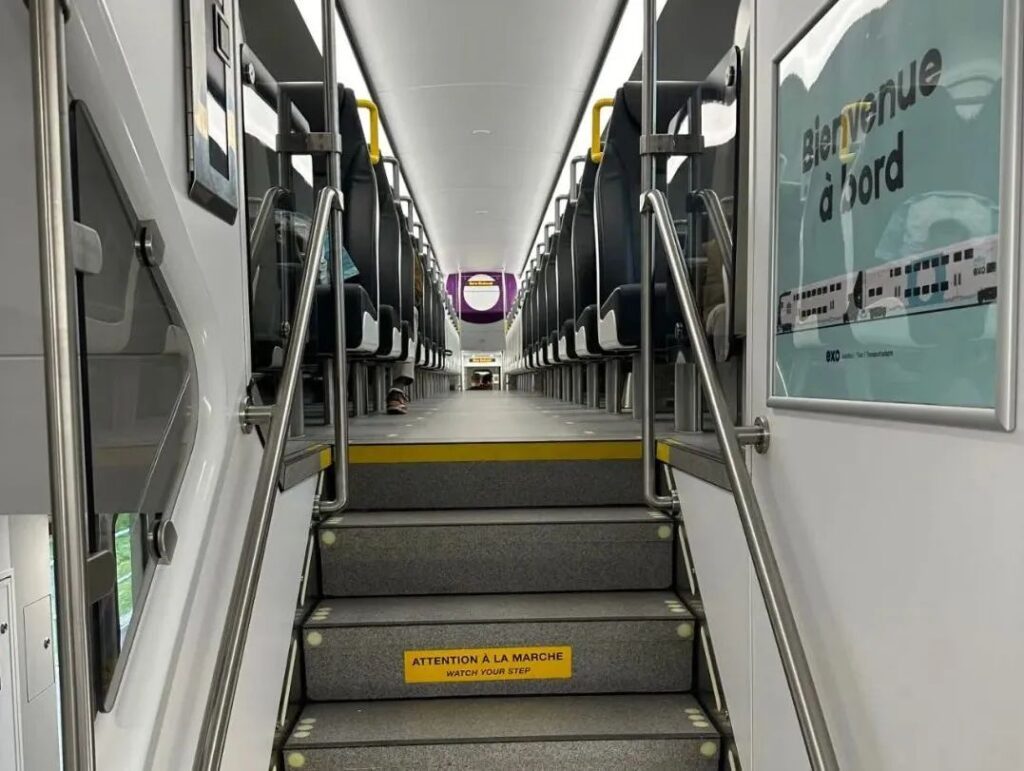 CRRC представила интерьер нового двухэтажного пассажирского вагона