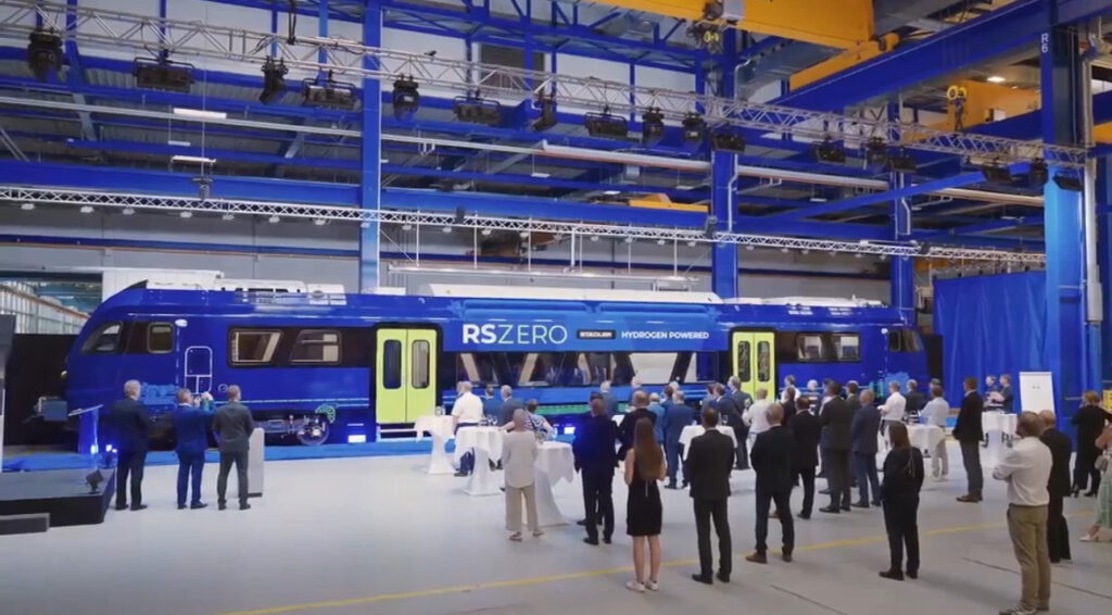 Stadler представила новый водородный рельсовый автобус RS ZERO Stadler представила новый водородный рельсовый автобус RS ZERO