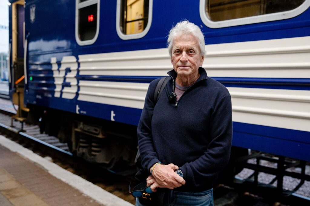 Майкл Дуглас стал фанатом Укрзализныци после визита в Киев Майкл Дуглас стал фанатом Укрзализныци после визита в Киев