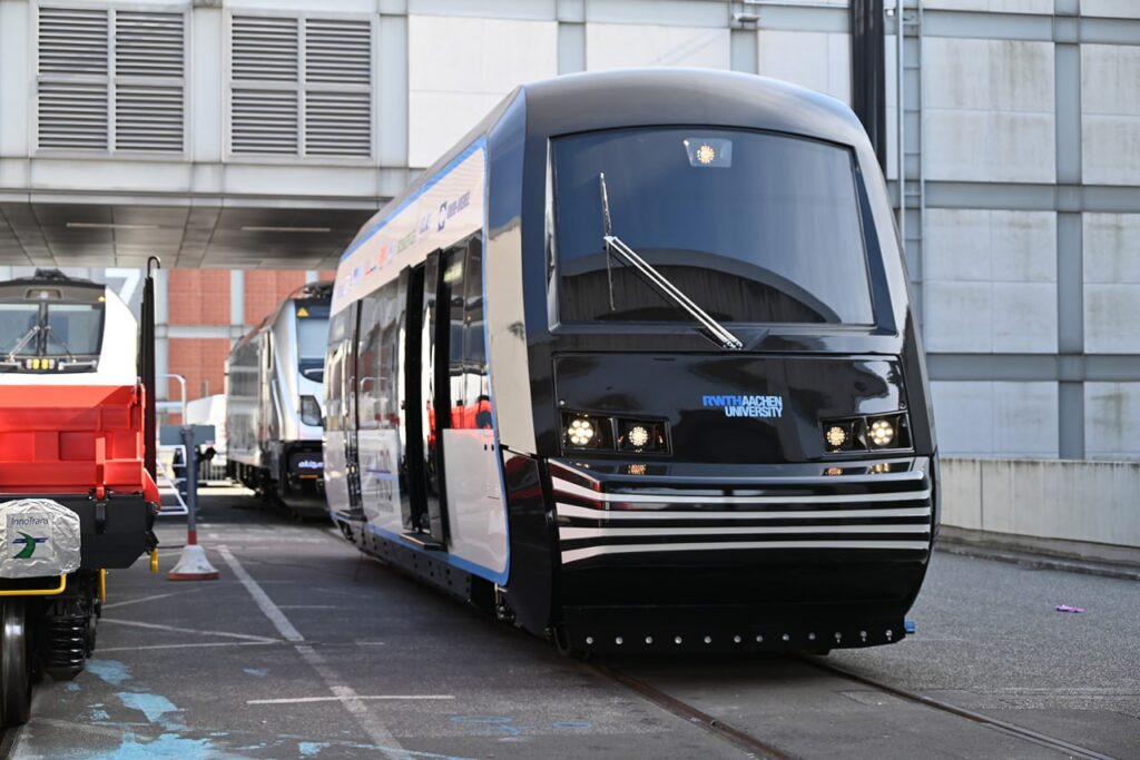 Прототип аккумуляторного рельсового автобуса ARS представлен на InnoTrans