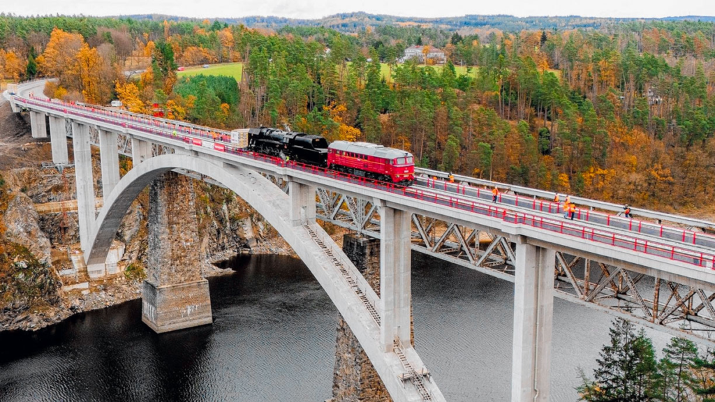 The construction of a railway bridge The construction of a railway bridge