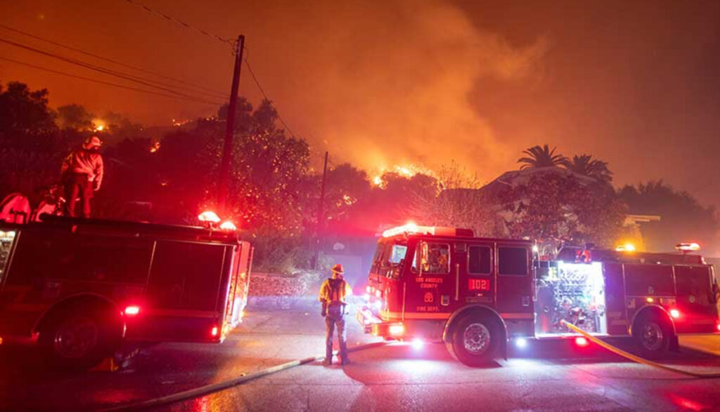 Amtrak приостанавливает ключевые услуги на фоне разрушительных пожаров в Лос-Анджелесе Amtrak приостанавливает ключевые услуги на фоне разрушительных пожаров в Лос-Анджелесе
