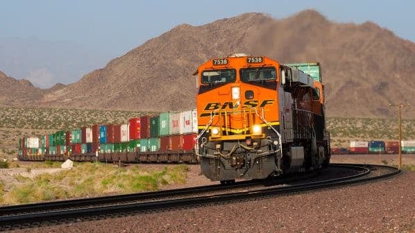 Влада Каліфорнії вирішила відмовитися від заборони використання дизельних локомотивів старше 23 років Влада Каліфорнії вирішила відмовитися від заборони використання дизельних локомотивів старше 23 років