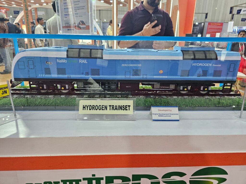 Індія завершила збірку першого водневого потяга, і тестування заплановане на початок року Індія завершила збірку першого водневого потяга, і тестування заплановане на початок року