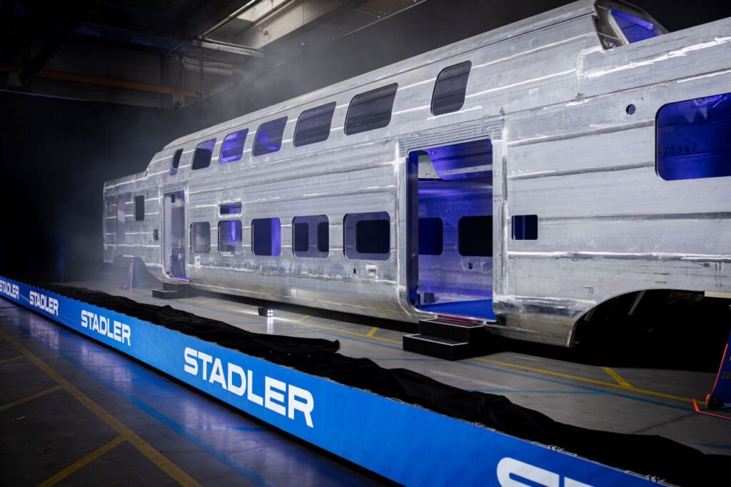 Stadler впроваджує інноваційні технології зварювання тертям на заводі в Угорщині. Stadler впроваджує інноваційні технології зварювання тертям на заводі в Угорщині.