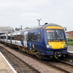 Великобритания планирует обновление железнодорожного парка, инициируя закупку 450 современных поездов.