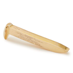 Золотой костыль, символ завершения строительства железной дороги Аляски, выставляется на аукцион. Этот исторический артефакт, весом почти фунт, привлек внимание жителей Аляски