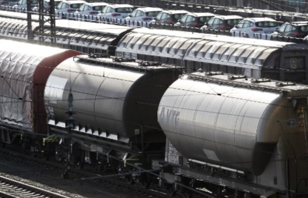 Brazil has announced details of a $780M railway connecting Nova Iguaçu and Cariacica. The EF-118 project aims to improve logistics, linking key ports while strengthening industrial and agricultural sectors. Brazil has announced details of a $780M railway connecting Nova Iguaçu and Cariacica. The EF-118 project aims to improve logistics, linking key ports while strengthening industrial and agricultural sectors.