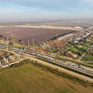 В Калифорнии разгорается спор о перераспределении государственных средств с высокоскоростной железной дороги на предотвращение пожаров. Законодатели продвигают законопроект, направляющий $1 млрд в год на важные инфраструктурные проекты.