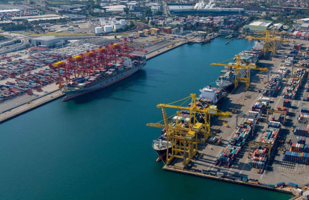 DP World инвестирует $400 млн в расширение железнодорожного терминала Port Botany, улучшая логистические возможности Сиднея. Этот проект увеличит железнодорожную пропускную способность, снизит интенсивность грузового движения и повысит эффективность цепочек поставок. DP World инвестирует $400 млн в расширение железнодорожного терминала Port Botany, улучшая логистические возможности Сиднея. Этот проект увеличит железнодорожную пропускную способность, снизит интенсивность грузового движения и повысит эффективность цепочек поставок.