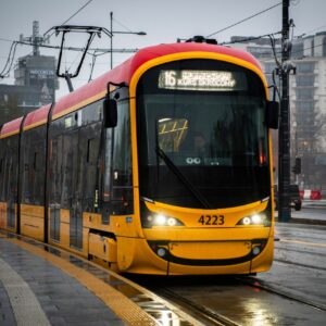 Варшава объявила тендер на покупку 160 современных трамваев, включая 20 односекционных моделей. Город планирует обновить подвижной состав, повысив комфорт пассажиров и уменьшив эксплуатационные расходы.