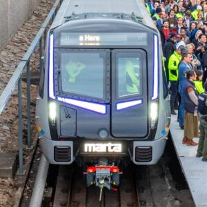 Транспортная администрация Атланты представила электропоезд CQ400 на станции Линдберг.