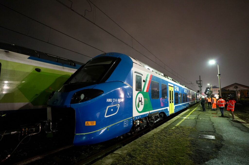 Перший водневий поїзд Alstom прибув до Ровато для проведення експлуатаційних і заправних випробувань. Перший водневий поїзд Alstom прибув до Ровато для проведення експлуатаційних і заправних випробувань.