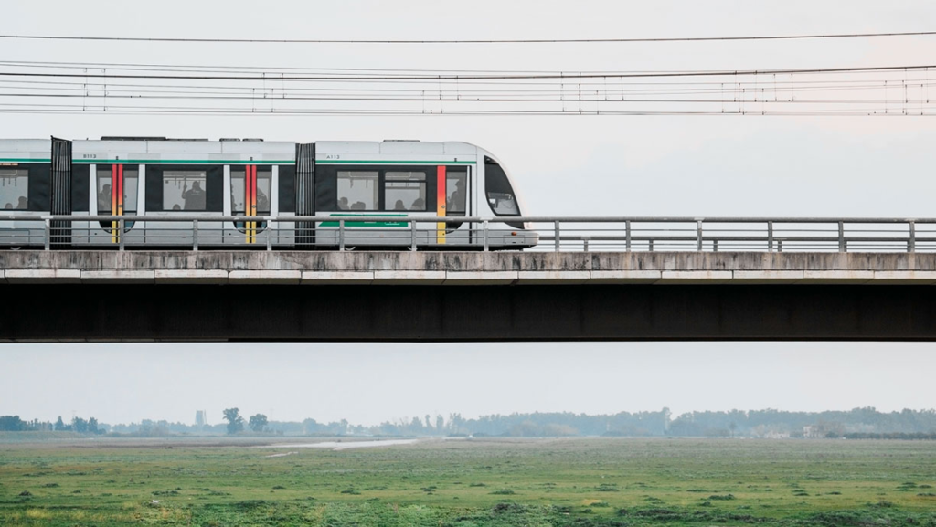 Будівництво лінії метрополітену в Севільї триває, покращуючи транспортну доступність та міську інфраструктуру. Будівництво лінії метрополітену в Севільї триває, покращуючи транспортну доступність та міську інфраструктуру.