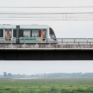 Будівництво лінії метрополітену в Севільї триває, покращуючи транспортну доступність та міську інфраструктуру.