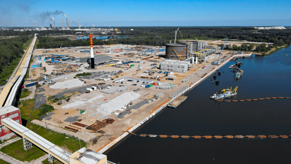 Порт Полице расширит свою транспортную инфраструктуру благодаря строительству железнодорожного соединения. Порт Полице расширит свою транспортную инфраструктуру благодаря строительству железнодорожного соединения.