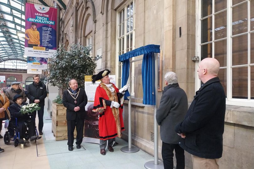 A newly unveiled memorial at Hull Paragon station now honors victims of the city’s tragic rail disaster. The tribute marks 98 years since the fatal train collision occurred A newly unveiled memorial at Hull Paragon station now honors victims of the city’s tragic rail disaster. The tribute marks 98 years since the fatal train collision occurred