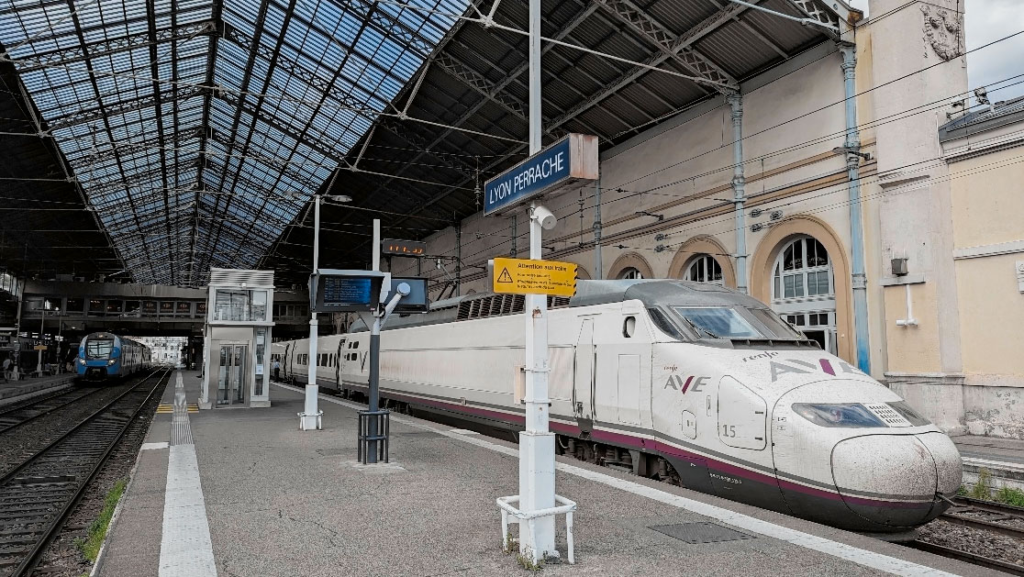 Renfe перевезла понад мільйон пасажирів між Францією та Іспанією на поїздах AVE. Це підтверджує зростаючий попит на міжнародні залізничні перевезення між двома країнами. Renfe перевезла понад мільйон пасажирів між Францією та Іспанією на поїздах AVE. Це підтверджує зростаючий попит на міжнародні залізничні перевезення між двома країнами.