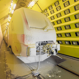 Двухэтажный поезд KISS проходит климатические испытания в Австрии.