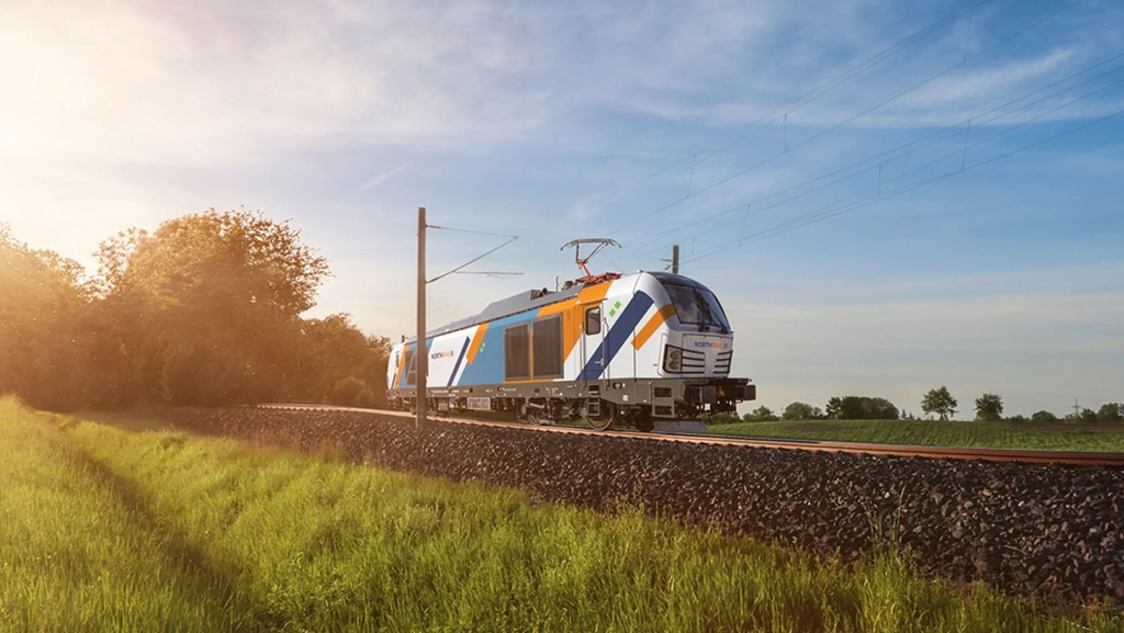 Компанія Siemens Mobility підписала контракт із RIVE Private Investment на постачання до п’ятдесяти локомотивів Vectron. Northrail отримає п’ятнадцять машин, їхнє обслуговування триватиме вісім років. Компанія Siemens Mobility підписала контракт із RIVE Private Investment на постачання до п’ятдесяти локомотивів Vectron. Northrail отримає п’ятнадцять машин, їхнє обслуговування триватиме вісім років.