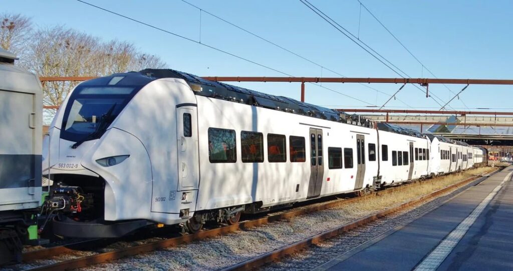 Denmark has taken delivery of its first Siemens Mobility trains, which operate on a hybrid power system. The new trainsets have already arrived at the Lemvig depot and are undergoing testing before entering service. Denmark has taken delivery of its first Siemens Mobility trains, which operate on a hybrid power system. The new trainsets have already arrived at the Lemvig depot and are undergoing testing before entering service.