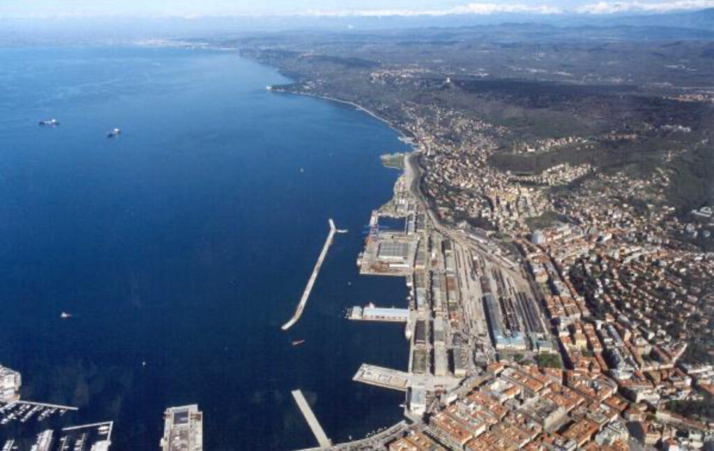 В Триесте началось строительство венгерского порта, который станет ключевым логистическим центром для международных перевозок. В Триесте началось строительство венгерского порта, который станет ключевым логистическим центром для международных перевозок.