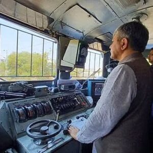 Індія активно впроваджує передові технології для забезпечення безпеки на залізницях. Компанія RailTel виграла контракт на ₹2,88 млрд ($33,2 млн) для оснащення 71 станції системою Kavach.