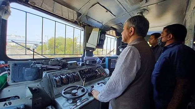India is actively adopting advanced technologies to improve railway safety. RailTel has secured a ₹2.88 billion ($33.2 million) contract to equip 71 stations with the Kavach system. India is actively adopting advanced technologies to improve railway safety. RailTel has secured a ₹2.88 billion ($33.2 million) contract to equip 71 stations with the Kavach system.