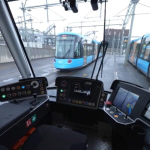 In Oslo, testing has begun on an innovative tram equipped with a vision system and sensors. This new vehicle aims to enhance traffic safety by predicting the actions of drivers and pedestrians.