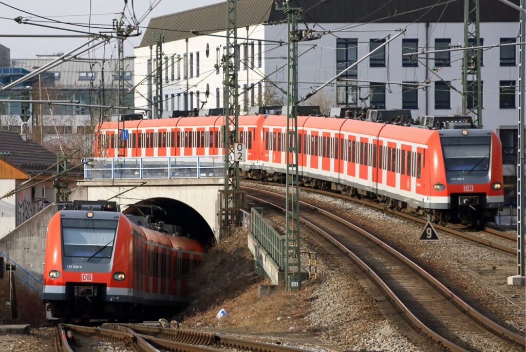 Германия запустила крупнейший тендер на поставку 400 современных электропоездов для железных дорог. Общая стоимость контракта может достигать €5 млрд без учета дополнительных услуг Германия запустила крупнейший тендер на поставку 400 современных электропоездов для железных дорог. Общая стоимость контракта может достигать €5 млрд без учета дополнительных услуг