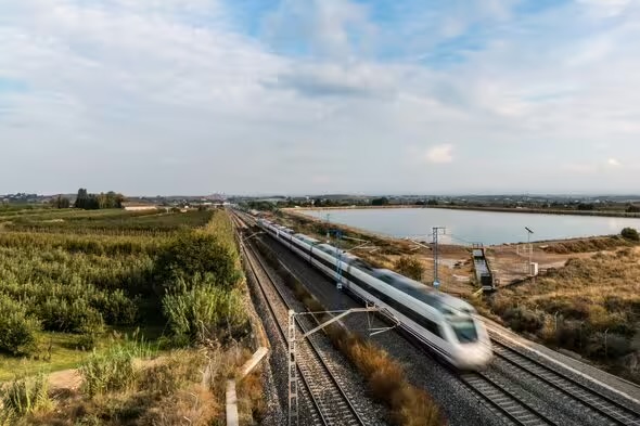 A £743M Porto-Vigo railway update slashes travel times and boosts tourism fast. Portugal and Spain actively drive this bold cross-border project forward now. A £743M Porto-Vigo railway update slashes travel times and boosts tourism fast. Portugal and Spain actively drive this bold cross-border project forward now.
