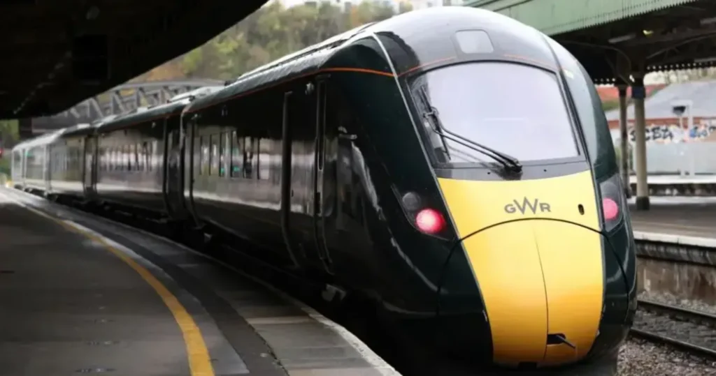 A signalling fault triggers rail delays for thousands across southern England today. Great Western Railway (GWR) pauses services between London Paddington and Reading this morning.
