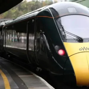 A signalling fault triggers rail delays for thousands across southern England today. Great Western Railway (GWR) pauses services between London Paddington and Reading this morning.