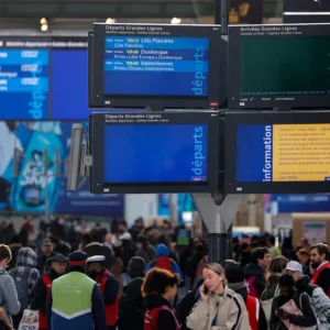 Authorities canceled Eurostar trains, triggering Eurostar bomb disruption between London and Paris on Friday. Police found a WWII bomb near Gare du Nord overnight, halting services.