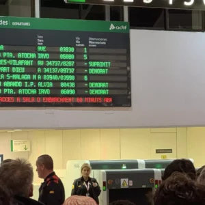 A high-speed train breakdown struck Sants station today, evacuating 403 passengers in Barcelona. An overhead line failure stopped an Ouigo train heading to Madrid this morning.