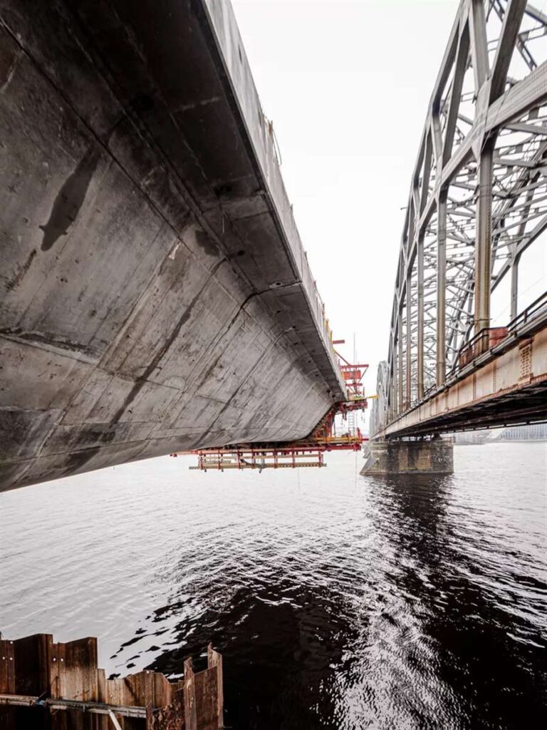 Besix finishes the Rail Baltica bridge phase early over the Daugava River. The Bererix consortium proudly constructs this vital span in Latvia. Besix finishes the Rail Baltica bridge phase early over the Daugava River. The Bererix consortium proudly constructs this vital span in Latvia.