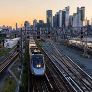 Amtrak представил информацию о новых поездах Airo для запуска в 2026 году на маршрутах. Компания закупит 83 состава, из них 73 по контракту и 10 по опциону.