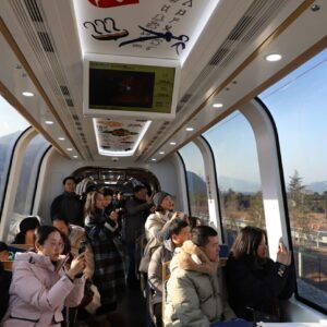 Компания CRRC запустила туристические поезда CRRC с февраля 2025 года около Лицзяна. Они курсируют по живописному маршруту длиной 20,7 км с панорамными окнами.