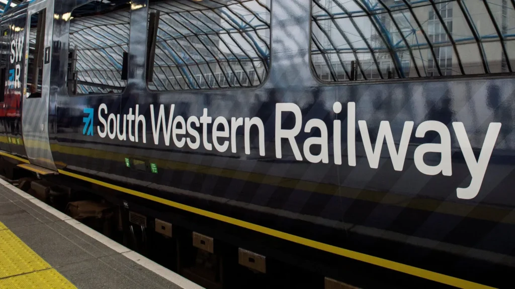South Western Railway warns passengers about Weekend Train Disruptions across south-west London soon. Engineering works prompt service changes on Saturday and Sunday for safety.