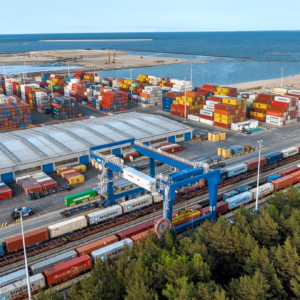 Gdańsk welcomes three new quay cranes at Baltic Hub’s T3 terminal. These cranes lift containers weighing up to 65 tons efficiently.