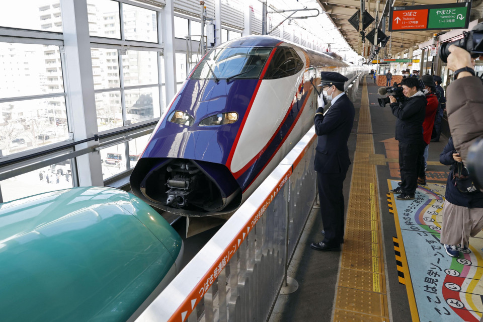 JR East achieved Shinkansen service resumption in northeastern Japan on Saturday morning. JR East achieved Shinkansen service resumption in northeastern Japan on Saturday morning.