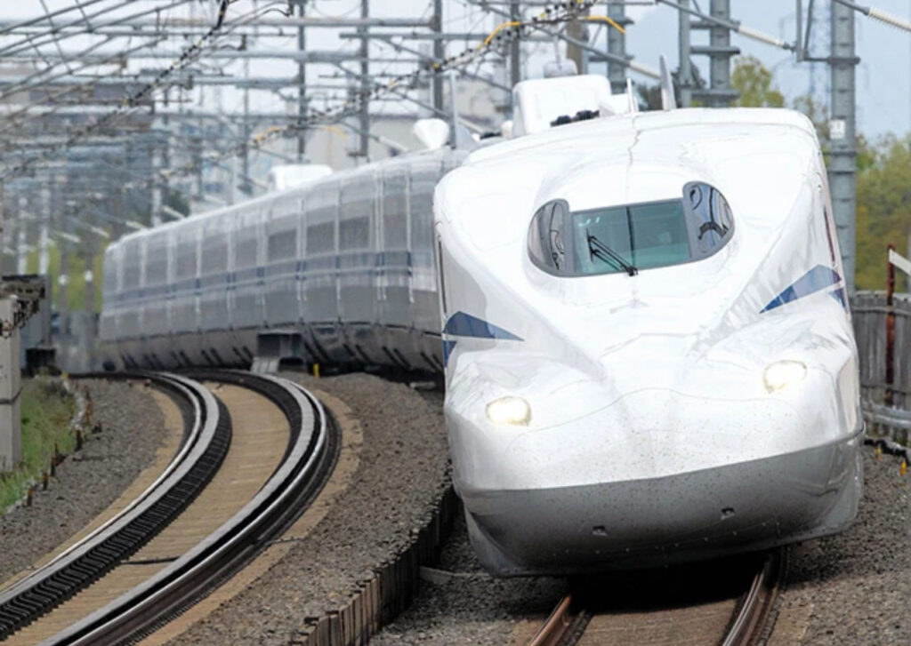 A rider spotted a Tokaido Shinkansen cracked window in Aichi Prefecture on March 15. Authorities swiftly relocated passengers to guarantee their safety during the trip A rider spotted a Tokaido Shinkansen cracked window in Aichi Prefecture on March 15. Authorities swiftly relocated passengers to guarantee their safety during the trip