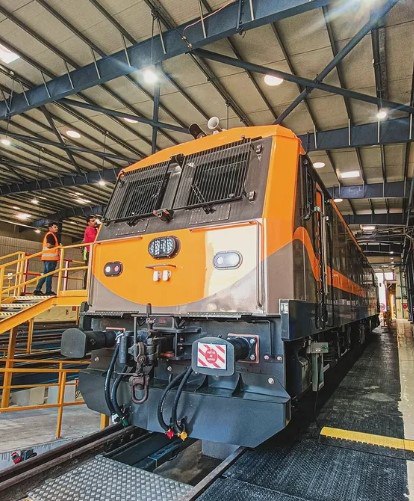 Indian Railways proudly debuted the EF-9K locomotive, revolutionizing freight transport swiftly. Siemens Mobility built this 9,000-horsepower giant in Gujarat’s Dahod factory.
