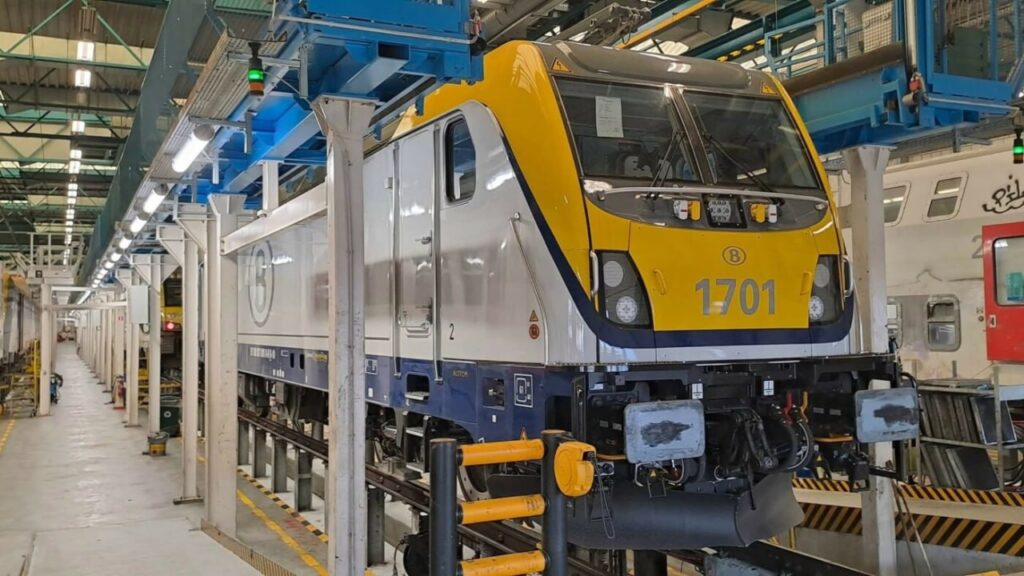 Alstom передав інноваційний локомотив Traxx до Бельгії, що розвиває швидкість 200 км/год. Він прибув до депо Schaerbeek компанії SNCB для тестування. Alstom передав інноваційний локомотив Traxx до Бельгії, що розвиває швидкість 200 км/год. Він прибув до депо Schaerbeek компанії SNCB для тестування.