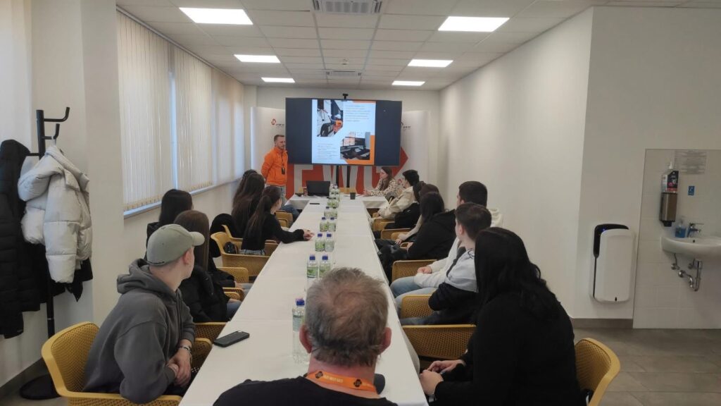 В поселке Феньешлитке находится крупнейший интермодальный терминал Европы East-West Gate. Он расположен на пересечении венгерских и украинских железнодорожных путей. В поселке Феньешлитке находится крупнейший интермодальный терминал Европы East-West Gate. Он расположен на пересечении венгерских и украинских железнодорожных путей.