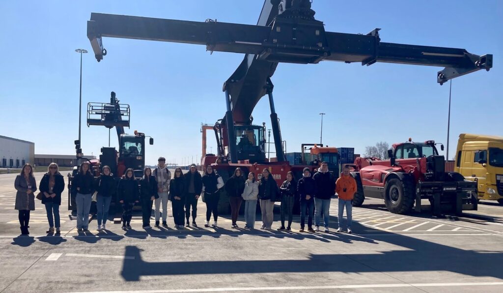 В поселке Феньешлитке находится крупнейший интермодальный терминал Европы East-West Gate. Он расположен на пересечении венгерских и украинских железнодорожных путей. В поселке Феньешлитке находится крупнейший интермодальный терминал Европы East-West Gate. Он расположен на пересечении венгерских и украинских железнодорожных путей.