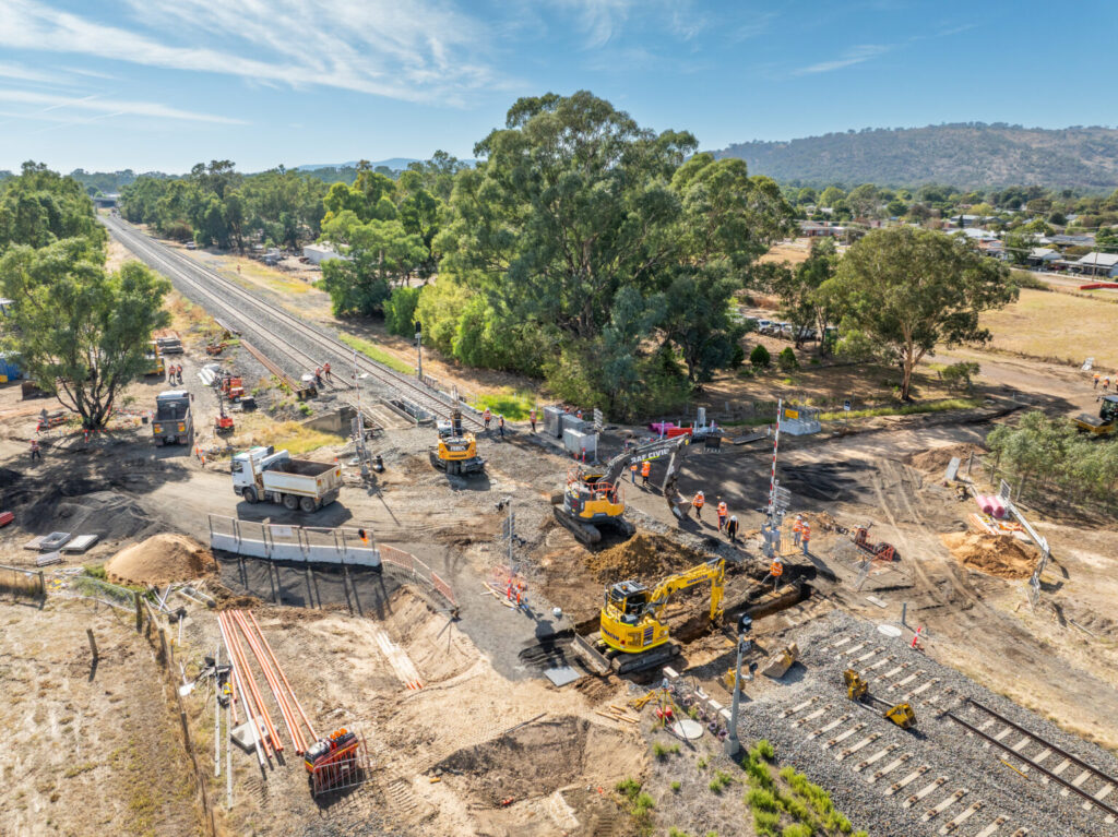 Inland Rail teams upgrade Victoria’s Beveridge-Albury section with major construction efforts. They finished key tasks in 60 hours, and trains restarted Monday evening. Inland Rail teams upgrade Victoria’s Beveridge-Albury section with major construction efforts. They finished key tasks in 60 hours, and trains restarted Monday evening.