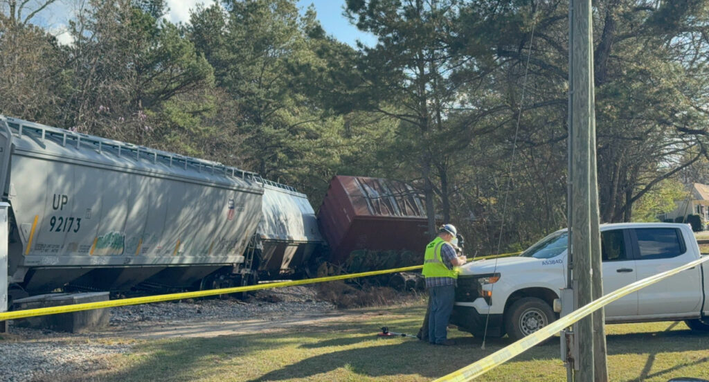 Emergency crews tackle the Train derailment Fayette County scene near Senoia and Tyrone Roads. Six CSX train cars derailed, and traffic stopped abruptly on Tuesday afternoon Emergency crews tackle the Train derailment Fayette County scene near Senoia and Tyrone Roads. Six CSX train cars derailed, and traffic stopped abruptly on Tuesday afternoon
